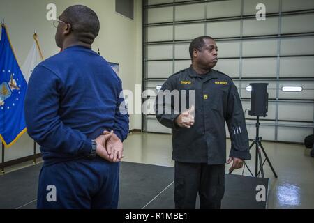 Membre de l'Académie New Jersey Youth ChalleNGe cadets explique comment bien se tenir au reste de la parade à New Jersey Youth ChalleNGe Academy Class 49 candidats au National Guard Armory à Bordentown, N.J., le 23 octobre 2018. Au cours des deux prochaines semaines des 22 semaines, les candidats feront l'objet d'une phase d'acclimatation où ils vont s'adapter à l'épanouissement physique, mental et social, de la discipline. Le programme d'éducation volontaire offre 16 à 18 ans, les décrocheurs du secondaire un programme résidentiel structuré dans un environnement quasi militaire où ils peuvent gagner une éducation générale développemen Banque D'Images