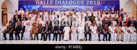 COLOMBO, Sri Lanka (oct. 22, 2018) Arrière Adm. Jimmy Pitts, commandant de sous-marin, Groupe 7, représentait la Marine américaine à la neuvième conférence annuelle Conférence maritime internationale "Dialogue" 2018 Galle au Sri Lanka les 22 et 23 octobre. Organisé par le Sri Lanka Marine (SLN), la conférence de deux jours est l'un des établissements les plus réputés de la région pour discuter des questions de sécurité maritime parmi les hauts responsables militaires et de défense. Plus de 140 délégués représentant 52 pays et 22 organisations internationales et de la défense ont participé cette année à la conférence. Banque D'Images