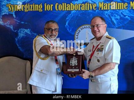 COLOMBO, Sri Lanka (oct. 22, 2018) Arrière Adm. Jimmy Pitts, commandant du groupe de sous-marins, 7 échange de cadeaux avec le commandant de la Marine Sri Lanka Vice Adm. Sirimevan Ranasinghe au cours de la 9e Assemblée Annuelle Conférence maritime internationale 'Galle Dialogue.' organisé par le Sri Lanka Marine (SLN), la conférence de deux jours est l'un des établissements les plus réputés de la région pour discuter des questions de sécurité maritime parmi les hauts responsables militaires et de défense. Plus de 140 délégués représentant 52 pays et 22 organisations internationales et de la défense ont participé cette année à la conférence. Banque D'Images