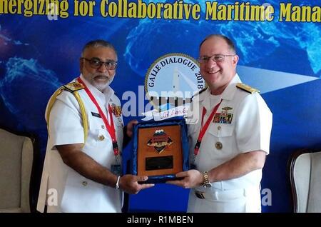 COLOMBO, Sri Lanka (oct. 22, 2018) Arrière Adm. Jimmy Pitts, commandant du groupe de sous-marins, 7 échange de cadeaux avec le commandant de la Marine Sri Lanka Vice Adm. Sirimevan Ranasinghe au cours de la 9e Assemblée Annuelle Conférence maritime internationale 'Galle Dialogue.' organisé par le Sri Lanka Marine (SLN), la conférence de deux jours est l'un des établissements les plus réputés de la région pour discuter des questions de sécurité maritime parmi les hauts responsables militaires et de défense. Plus de 140 délégués représentant 52 pays et 22 organisations internationales et de la défense ont participé cette année à la conférence. Banque D'Images