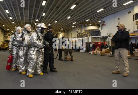 Océan Atlantique (oct. 23, 2018) marins conduite une équipe volante de perçage dans la zone de la classe Wasp-navire d'assaut amphibie USS Iwo Jima (DG 7) Le 23 octobre 2018. Iwo Jima est actuellement en cours participant au stade du Trident 2018, qui est un exercice de l'OTAN visant à certifier les forces de réaction de l'OTAN et de développer l'interopérabilité entre les alliés de l'OTAN et les pays partenaires. Banque D'Images