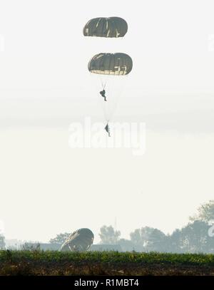 Les parachutistes de l'Armée de l'air, affecté à la 435ème réponse d'urgence, Groupe jump sur forme Air Field sur la base aérienne de Chièvres, Belgique, Octobre 04, 2018. L'exercice avait pour objectif de valider l'utilisation de la zone de chute et de voir augmenter la capacité de formation de l'OTAN. Banque D'Images