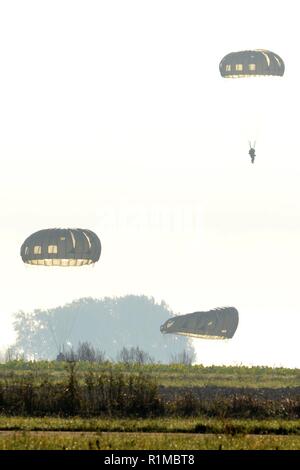 Les parachutistes de l'Armée de l'air, affecté à la 435ème réponse d'urgence, Groupe jump sur forme Air Field sur la base aérienne de Chièvres, Belgique, Octobre 04, 2018. L'exercice avait pour objectif de valider l'utilisation de la zone de chute et de voir augmenter la capacité de formation de l'OTAN. Banque D'Images