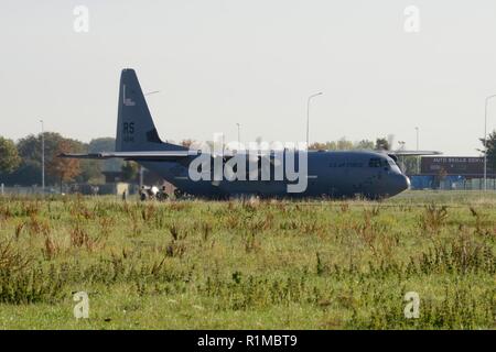 A-C130J Super Hercules de la 86e Escadre de transport aérien atterrit sur l'Aérodrome de forme, la base aérienne de Chièvres, Belgique, Octobre 04, 2018. L'exercice avait pour objectif de valider l'utilisation de la zone de chute et de voir augmenter la capacité de formation de l'OTAN. Banque D'Images