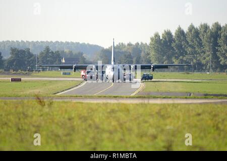 A-C130J Super Hercules de la 86e Escadre de transport aérien atterrit sur l'Aérodrome de forme, la base aérienne de Chièvres, Belgique, Octobre 04, 2018. L'exercice avait pour objectif de valider l'utilisation de la zone de chute et de voir augmenter la capacité de formation de l'OTAN. Banque D'Images