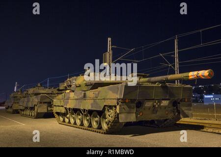 L'allemand Leopard 2 char de combat principal prêt pour le transport ferroviaire de Fredrikstad à Rena en Norvège. Stade de l'exercice Trident de l'OTAN en Norvège, Fredrikstad sur 11.10.2018. Banque D'Images