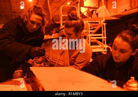 Mer de Norvège (oct. 22, 2018), les marins affectés à la "lutte contre la grève des Checkmates Fighter Squadron (VFA) 211, préparer des F/A-18F Super Hornet pièces pour inspection spéciale dans la zone à bord de la classe Nimitz porte-avions USS Harry S. Truman (CVN 75). Actuellement dans la sixième flotte américaine zone d'opérations, Harry S. Truman continuera de favoriser la coopération avec les alliés et partenaires, renforcer la stabilité régionale, et rester vigilant, agile et dynamique. Banque D'Images