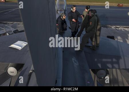 Aviateurs de la 52e Escadron de maintenance des aéronefs d'avionique, de parler avec les pilotes du 480e Escadron de chasse de la Force expéditionnaire du Canada au sujet de leur emploi au cours de 2018 Trident Stade à Kallax Air Base, Suède, le 22 octobre 2018. Cet exercice est conçu pour s'assurer que les forces de l'OTAN sont formés, capables de fonctionner ensemble, et prête à répondre à toute menace dans tout le spectre des opérations militaires. Banque D'Images