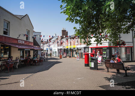 La rue principale de Hythe, juste par la célèbre jetée pour le traversier de Southampton Water. Banque D'Images