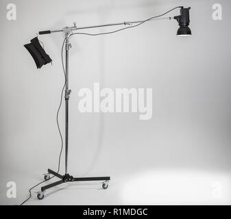 Studio light sur un bras de flèche et la base dans le studio. Banque D'Images