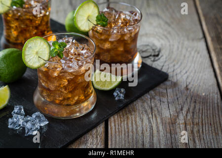 Rhum et cola dans des verres à cocktail Banque D'Images