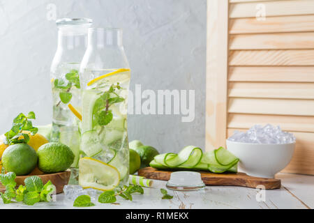 L'eau de concombre et de citron infusé Banque D'Images