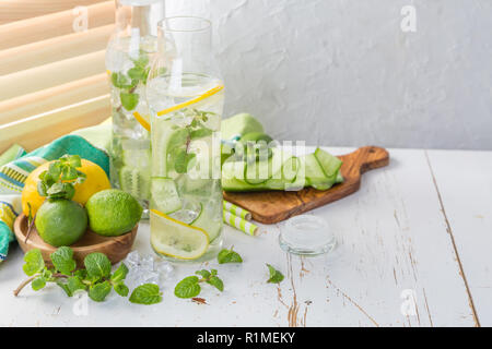 L'eau de concombre et de citron infusé Banque D'Images