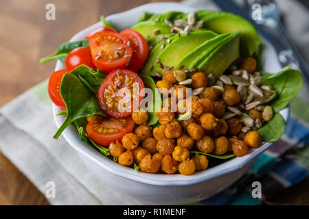 Bol bouddha végétarien équilibré - la viande avec les épinards, pois poulet et d'avocat Banque D'Images