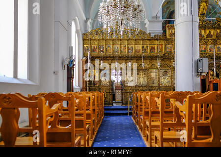 Nicosie, Chypre - 14 mai 2018 : modifier dans l'église Sainte Marie à Nicosie. Montre de l'allée avec des chaises de chaque côté et des icônes sur le mur en th Banque D'Images