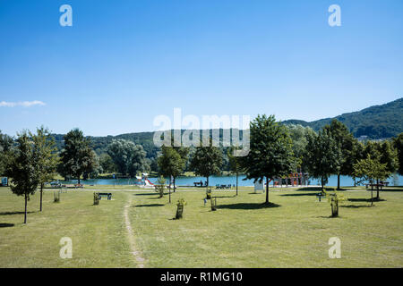 Journée ensoleillée à Pleschinger Voir/ Lake Plesching en Haute-Autriche, zone de baignade publique (Strandbad) par le lac Banque D'Images