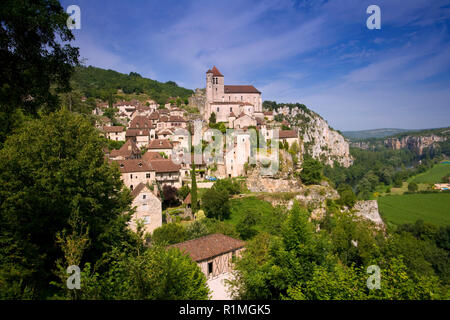 Europe, France, Midi Pyrenees, Lot, St Cirq Lapopie, village historique de falaise, attraction touristique Banque D'Images