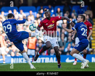 Londres, ANGLETERRE - 20 OCTOBRE : Alvaro Morata, Cesar Azpilicueta, Paul Pogba durant la Premier League match entre Chelsea et Manchester United à Stamford Bridge sur 20 Octobre 2018 à Londres, Royaume-Uni. (MB) Banque D'Images