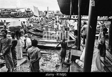 Ghat sur la rivière Buriganga, Dhaka 1980 Banque D'Images