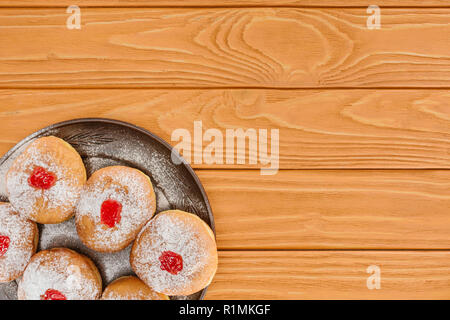 Vue de dessus des beignets sucrés sur table en bois, concept célébration hannukah Banque D'Images