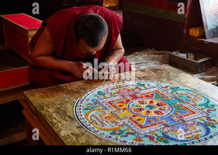 Moine bouddhiste créant un mandala de sable coloré dans le monastère de Lamayuru.Ladakh, Jammu-et-Cachemire, IndiaLadakh, Jammu-et-Cachemire, Inde Banque D'Images