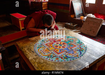 Moine bouddhiste créant un mandala de sable coloré dans le monastère de Lamayuru.Ladakh, Jammu-et-Cachemire, IndiaLadakh, Jammu-et-Cachemire, Inde Banque D'Images