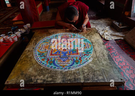 Moine bouddhiste créant un mandala de sable coloré dans le monastère de Lamayuru.Ladakh, Jammu-et-Cachemire, IndiaLadakh, Jammu-et-Cachemire, Inde Banque D'Images