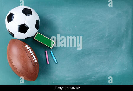 Football américain et ballon de soccer sur tableau nettoyé avec la gomme et chalk Banque D'Images