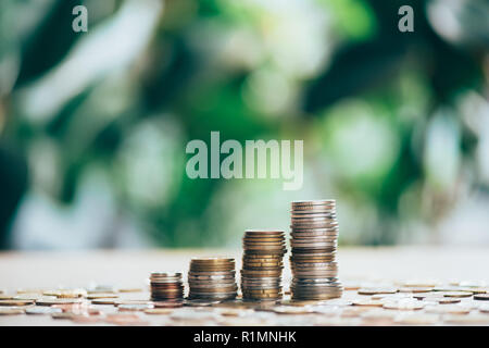 Vue rapprochée de la pile de pièces sur la table et l'arrière-plan flou Banque D'Images