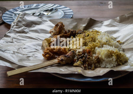 - LAWAR plat balinais créé à partir d'un mélange de légumes, noix de coco et de viande sur papier mixte avec la plaque en arrière-plan Banque D'Images