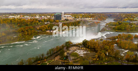 Niagara Falls Canada peut être vu ici à partir d'une perspective aérienne de l'United States Banque D'Images