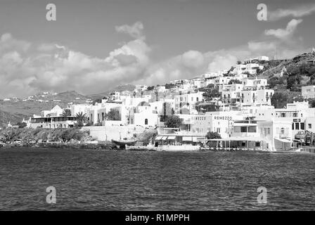 Mykonos, Grèce - 04 mai 2010 : sea village ou ville le paysage de montagne. Maisons en mer ciel bleu sur la côte. Les vacances d'été sur l'île d'aventure. Wanderlust et voyager concept. Banque D'Images