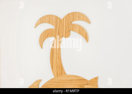 Vue rapprochée d'objets décoratifs en bois faits main palm tree isolated on white Banque D'Images