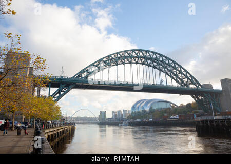 Newcastle sur Tyne/Angleterre - 10/10/2018 : Pont Tyne sur un matin d'hiver brumeux Banque D'Images