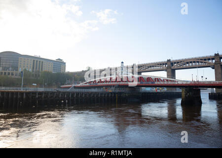 Newcastle upon Tyne/England - 10/10/2018: Pont d'oscillation et niveau élevé le matin d'hiver brumeux avec hôtel Hilton en arrière-plan Banque D'Images