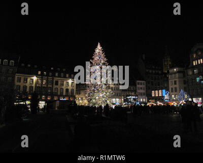 STRASBOURG FRANCE - Décembre 23, 2008, Strasbourg arbre de Noël sur la place principale décorée et iluminated les gens se rassemblent à la place où l'artisa Banque D'Images