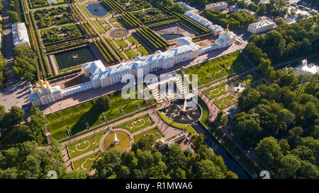 Vue aérienne sur le palais de Petrodvorets à Peterhof Park, une banlieue de Saint-Pétersbourg, Russie Banque D'Images