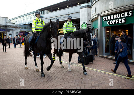 Londres, Angleterre, Royaume-Uni - 11 Nov 2018. Deux femmes policiers montés à Embankment place pendant la célébration du Jour du Souvenir pour honorer le centenaire de l'Armistice 1918. (Photo © Michael Cole) Banque D'Images