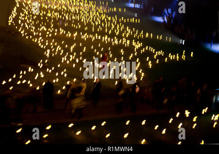 Londres, Angleterre, Royaume-Uni - 11 Nov 2018. Vue montrant certaines des 10 000 torches allumées dans les douves de la Tour de Londres, intitulée "Au-delà de l'aggravation de l'ombre : La Tour se souvient' au cours de la célébration du Jour du Souvenir pour honorer le centenaire de l'Armistice 1918. (Photo © Michael Cole) Banque D'Images