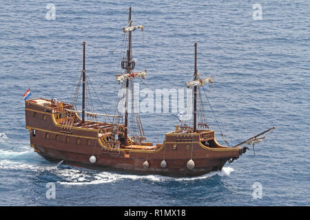 Dubrovnik, Croatie - 13 juin 2010 : Réplique d'un bateau pirate médiévale Tirena à Dubrovnik, Croatie. Banque D'Images