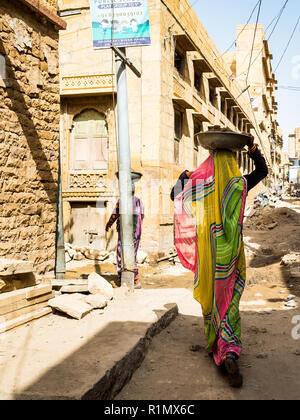 Les femmes employées dans les travaux de construction, pour le transport de lourdes coupes de gravats et de terre sur leur tête. L'Inde Jaisalmer Juin 2018 Banque D'Images