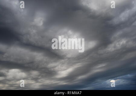 Des nuages orageux ondulées dans une si Banque D'Images