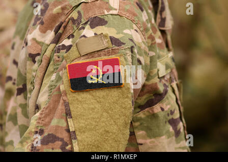 Drapeau de l'Angola sur les soldats du bras. Les troupes du Sud République d'Angola (collage) Banque D'Images