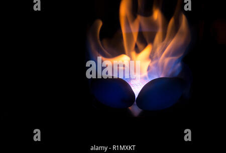 Close up de bioéthanol cheminée portable alimenté à la maison en feu, pour vivre le feu à la maison, pas de cheminée et la cheminée est nécessaire, pas de fumée et sans odeur. L Banque D'Images