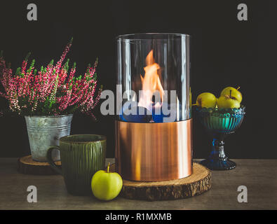 Cheminée bioéthanol portable alimenté à la maison en feu, pour vivre le feu à la maison, pas de cheminée et la cheminée est nécessaire. Bio-éthanol liquide brûle dans la cuvette. B Banque D'Images