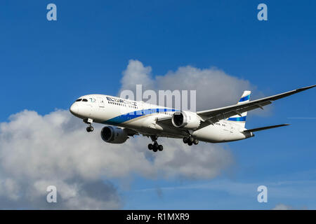 Londres, ANGLETERRE - NOVEMBRE 2018 : El Al Boeing 787 Dreamliner jet sur le point d'atterrir à l'aéroport Heathrow de Londres. Banque D'Images