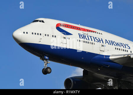 LONDRES, ANGLETERRE - NOVEMBRE 2018 : vue rapprochée du nez d'un avion de ligne long courrier Boeing 747 de British Airways atterrissant à Londres Heathrow Banque D'Images