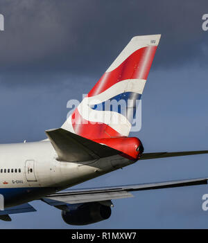 Londres, ANGLETERRE - NOVEMBRE 2018 : dérive d'un Boeing 747 de British Airways à l'aéroport Heathrow de Londres. Banque D'Images