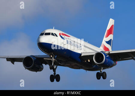 Londres, ANGLETERRE - NOVEMBRE 2018 : British Airways Airbus A319 jet en approche finale pour l'atterrissage à l'aéroport Heathrow de Londres. Banque D'Images