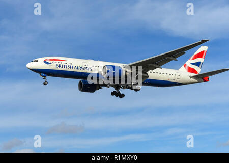 Londres, ANGLETERRE - NOVEMBRE 2018 : British Airways Boeing 777 avion long courrier en approche finale à la terre à l'aéroport Heathrow de Londres. Banque D'Images